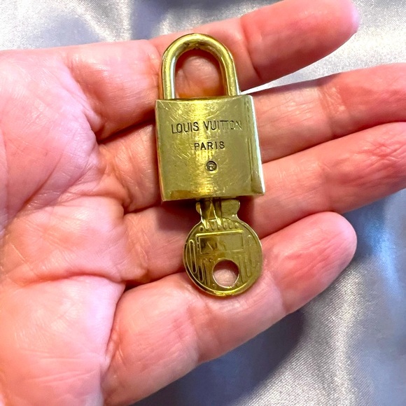 Authentic Louis Vuitton SERIES 2 Lock & Key #201 w Box & Dusty & Unbrnd Keychain - Picture 8 of 12